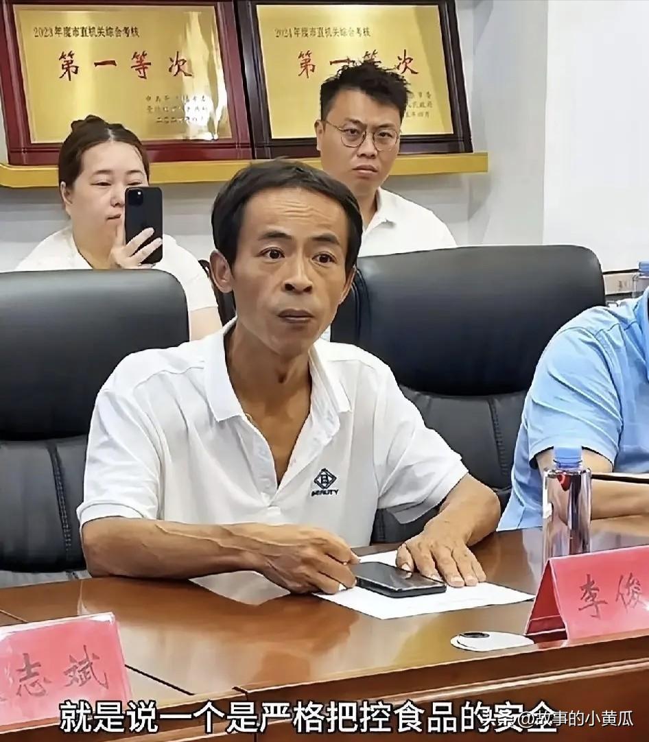 鸡排哥已经起飞了
短短几天各平台起号直播
连城管都给他站岗维稳了
这不又开始政府