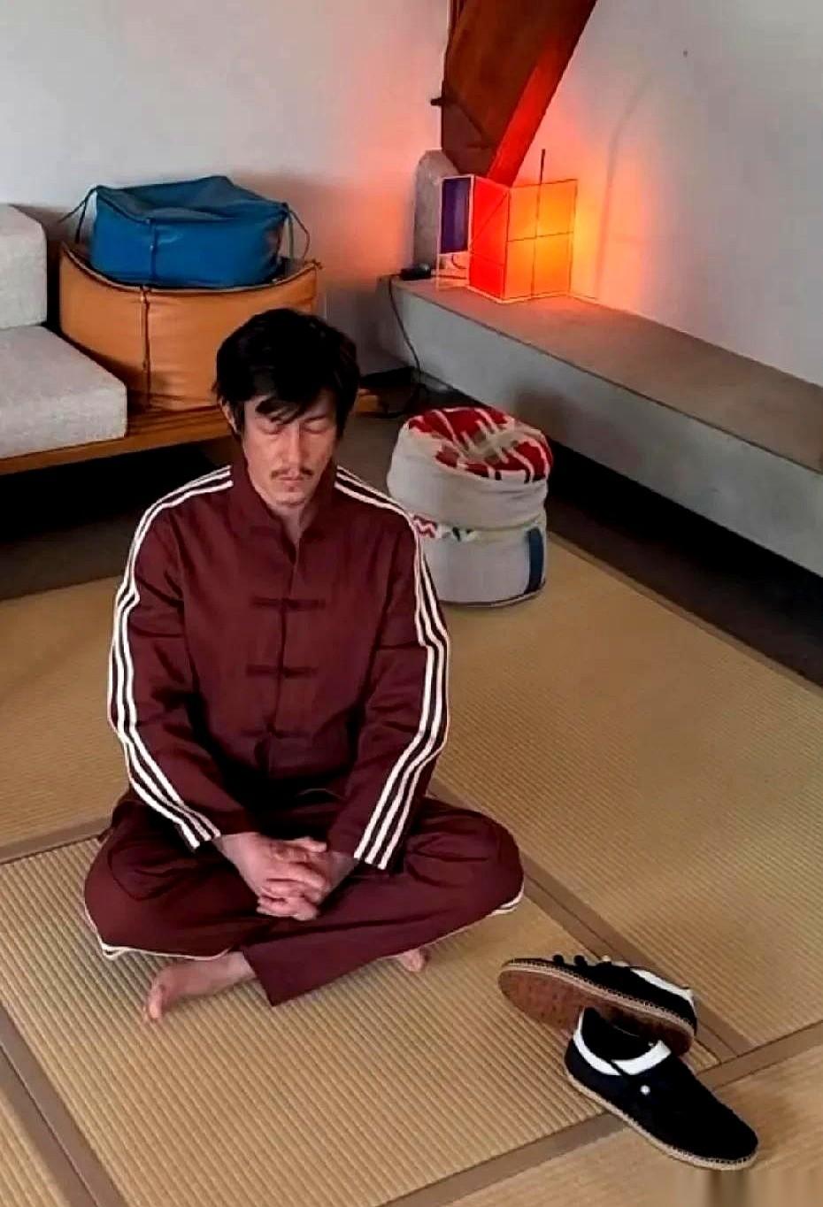 陈冠希一张打坐的照片，直接把人看懵了。
以前说他越来越像本山大叔，大家还只是当个