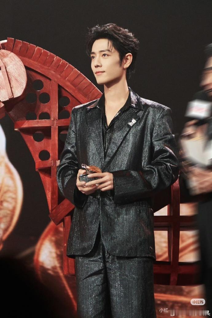 肖战一年两部作品影视双收肖战眼眶湿润《藏海传》和《得闲谨制》肖战影视双收！肖战值