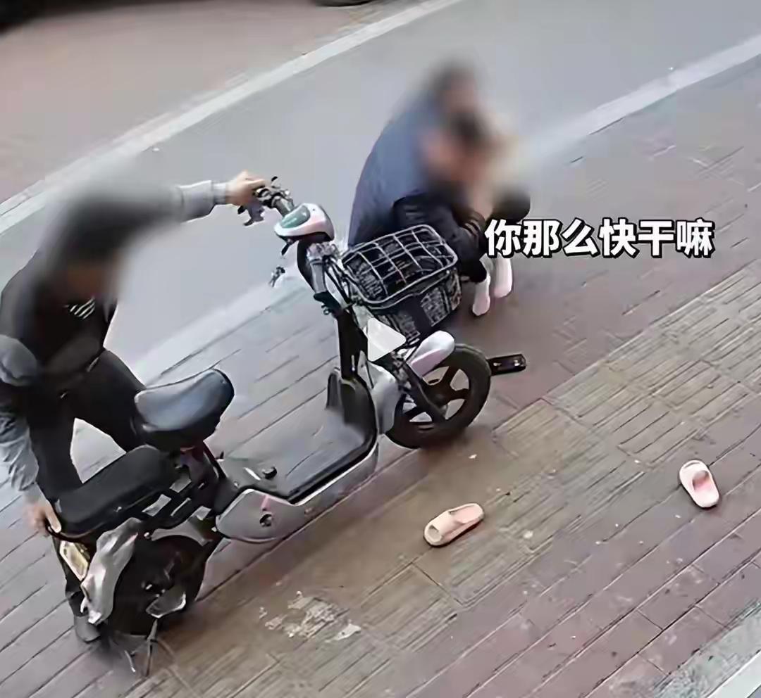 家庭监护危机引发全民热议：父亲边打电话边看孩子，女儿被撞伤后母亲退还500元赔偿