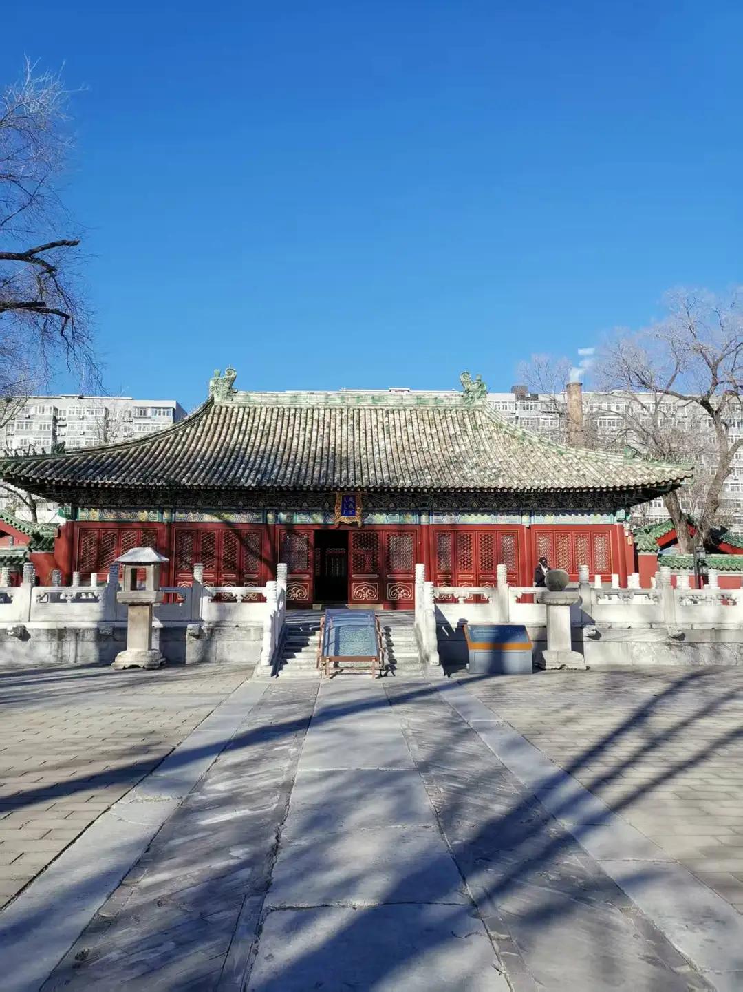 《一亩三分地》
北京有个先农坛，
院里一亩三分地。
京城没处看小麦，
您可去那看