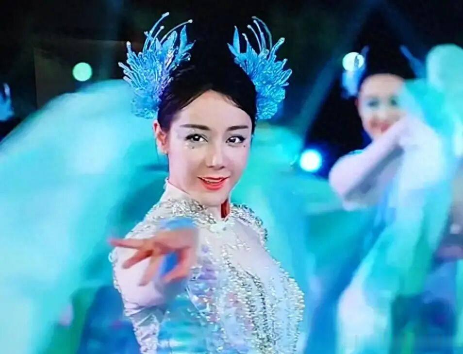 说实话901还得是杨紫，杨紫3次白玉兰女主提名，迪丽热巴一次没有，杨紫的爆剧也比