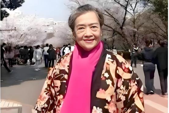 89岁的朱逢博，现在住上海郊区一套200平的复式大房子里，这套房子，是她的儿子施