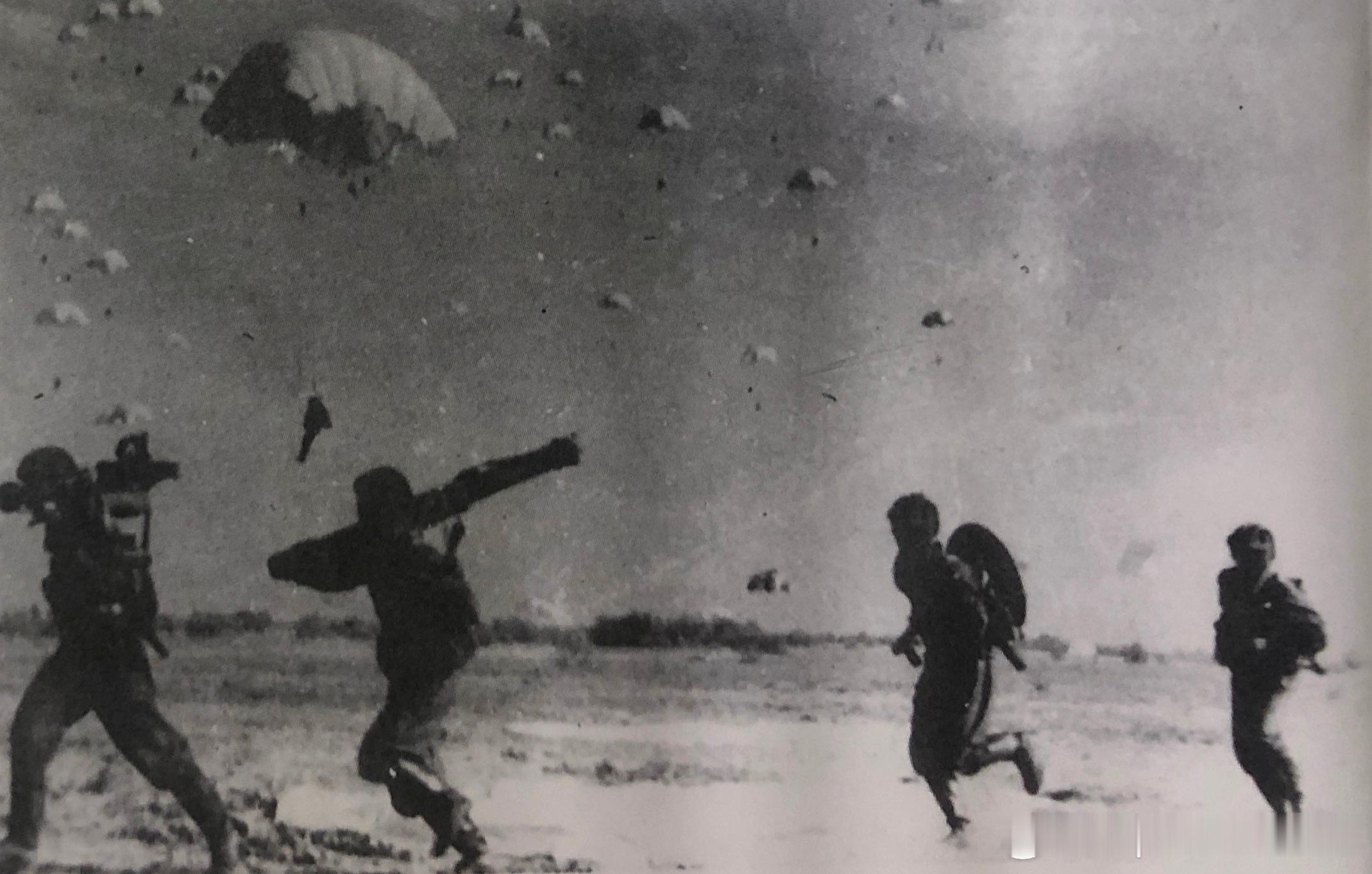 1955年11月辽东半岛演习中空降兵参演分队在实施空降后不到半小时就集合完毕，体