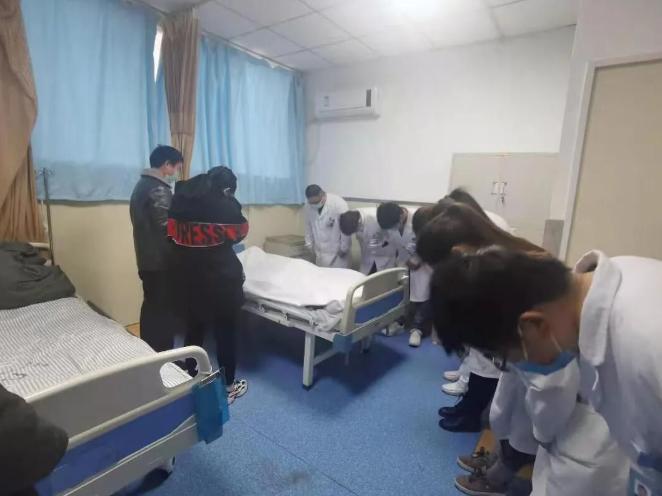 “泪目！”河南郑州，一名13岁男孩身患癌症，可他却用绝食的方式拒绝治疗，以此要让