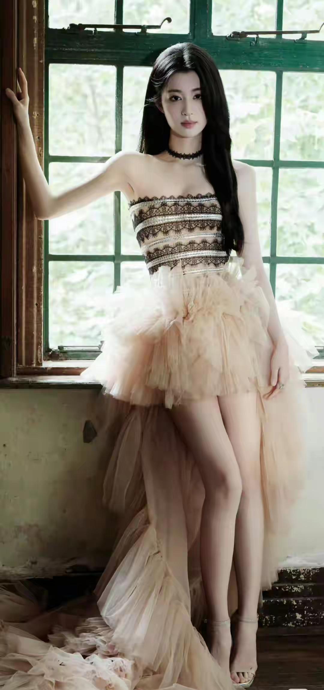 梦幻少女风，复古窗边，优雅黑发，甜美裙摆，浪漫气息。你们那里“捉迷藏”用方言怎么