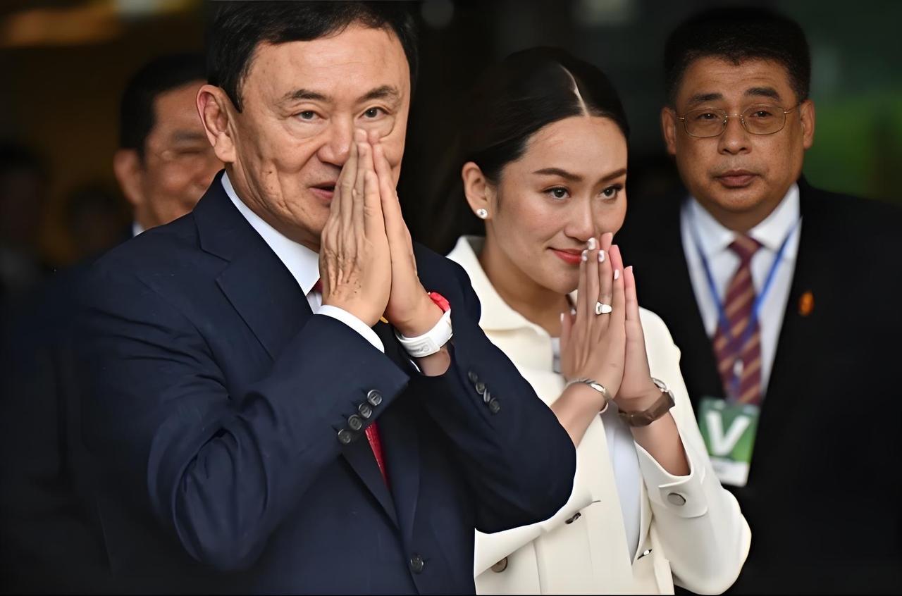 他信：对话才能解决泰柬边境问题。

9日晚间，他信在帕亚泰酒店接受了媒体采访，对