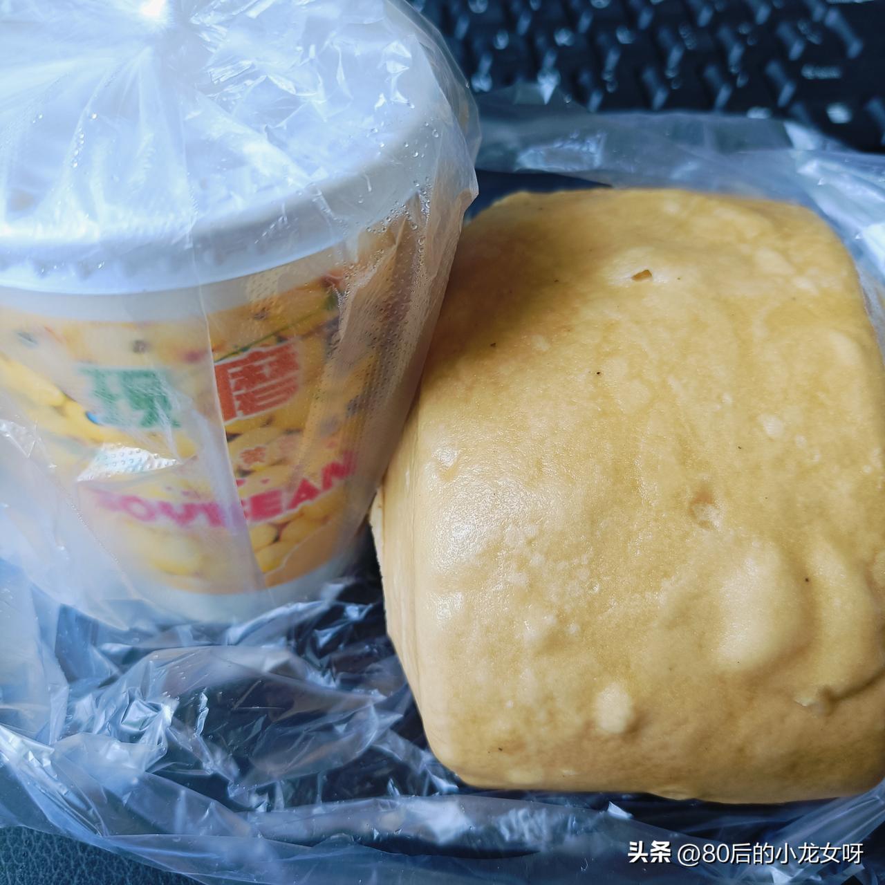 今天的早餐：一个馒头，一杯豆浆。

今天一清早就遇到让人气愤😤的事，早上洗衣服