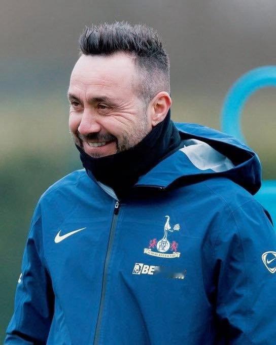 托定咸熱刺官方宣布，主教練迪沙比嘅教練團成員，當中只有兩位舊部屬 ，包括共事超過