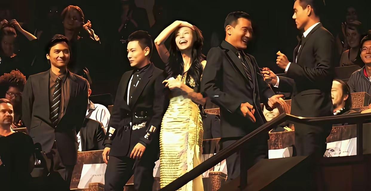 原来白鹿这张神图是在模仿baby，不过拍出来的感觉好像和想象中差的太远了。。 