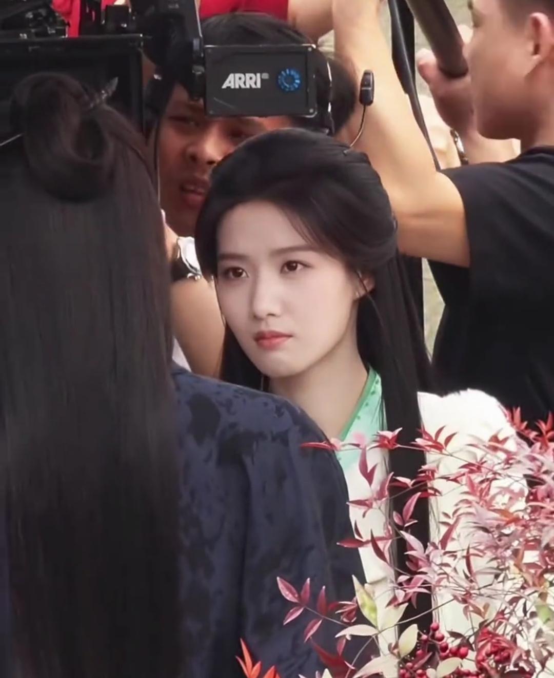 以前总觉得，荧屏上的卢昱晓颜值忽高忽低，不同的导演不同的摄像师，就有不同的卢昱晓