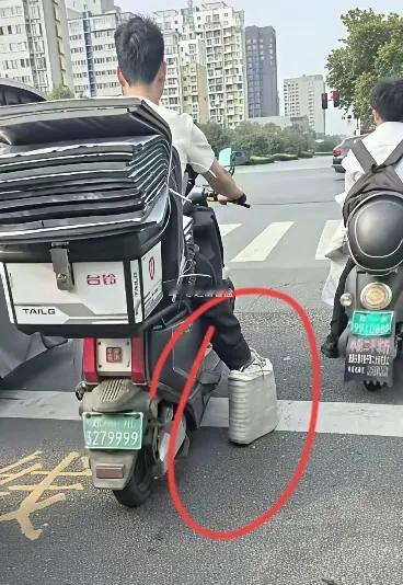 这是个什么鞋子啊？为什么底这么厚？正常人不可能穿这么高的鞋子吧？这要是走路的时候