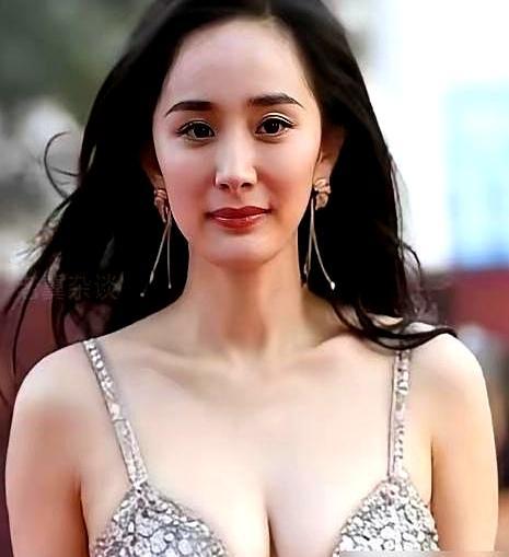 张艺谋拍国安大片没火，杨幂一条裙子让全国工厂面料断货。
 
电影院里没人讨论剧情