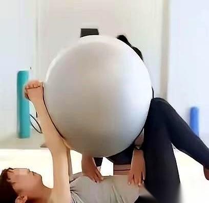 广州一个案子，结局真让人后背发凉。
男人亲眼撞破老婆跟健身教练的事，没吵也没闹。