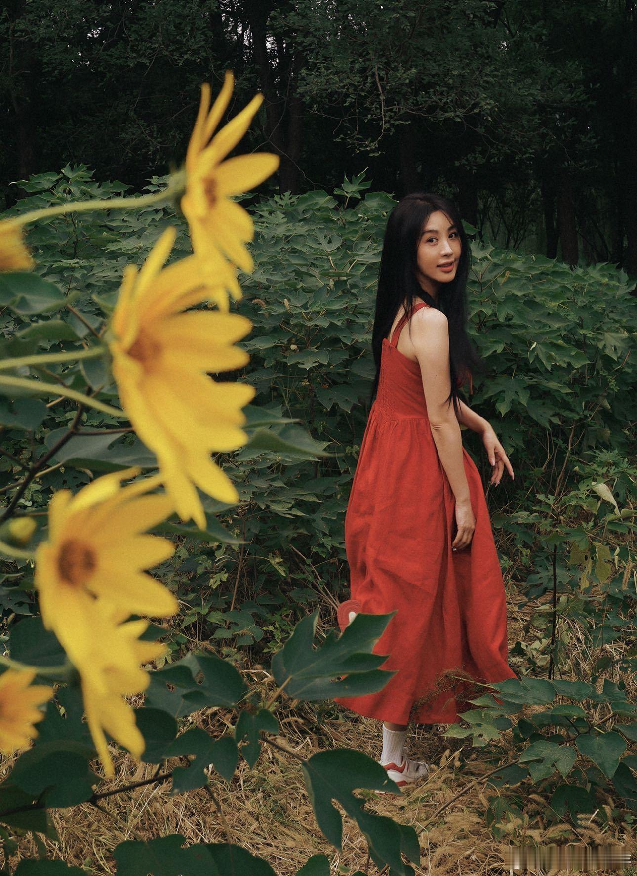 李菲儿美得好有生命力李菲儿生日晒出红裙照，那叫一个明媚！仿佛在旷野撒欢奔跑，活力