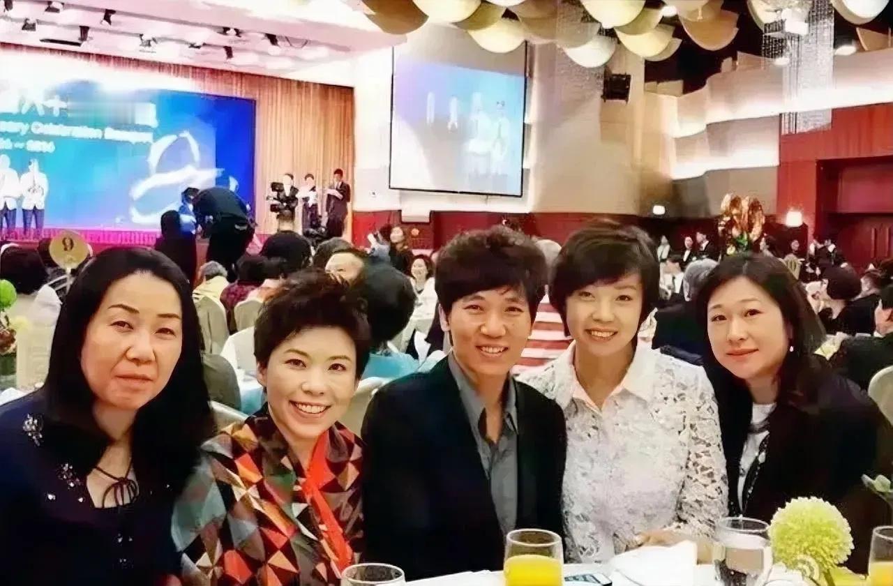张怡宁和邓亚萍我认识，其余几位女士都是谁