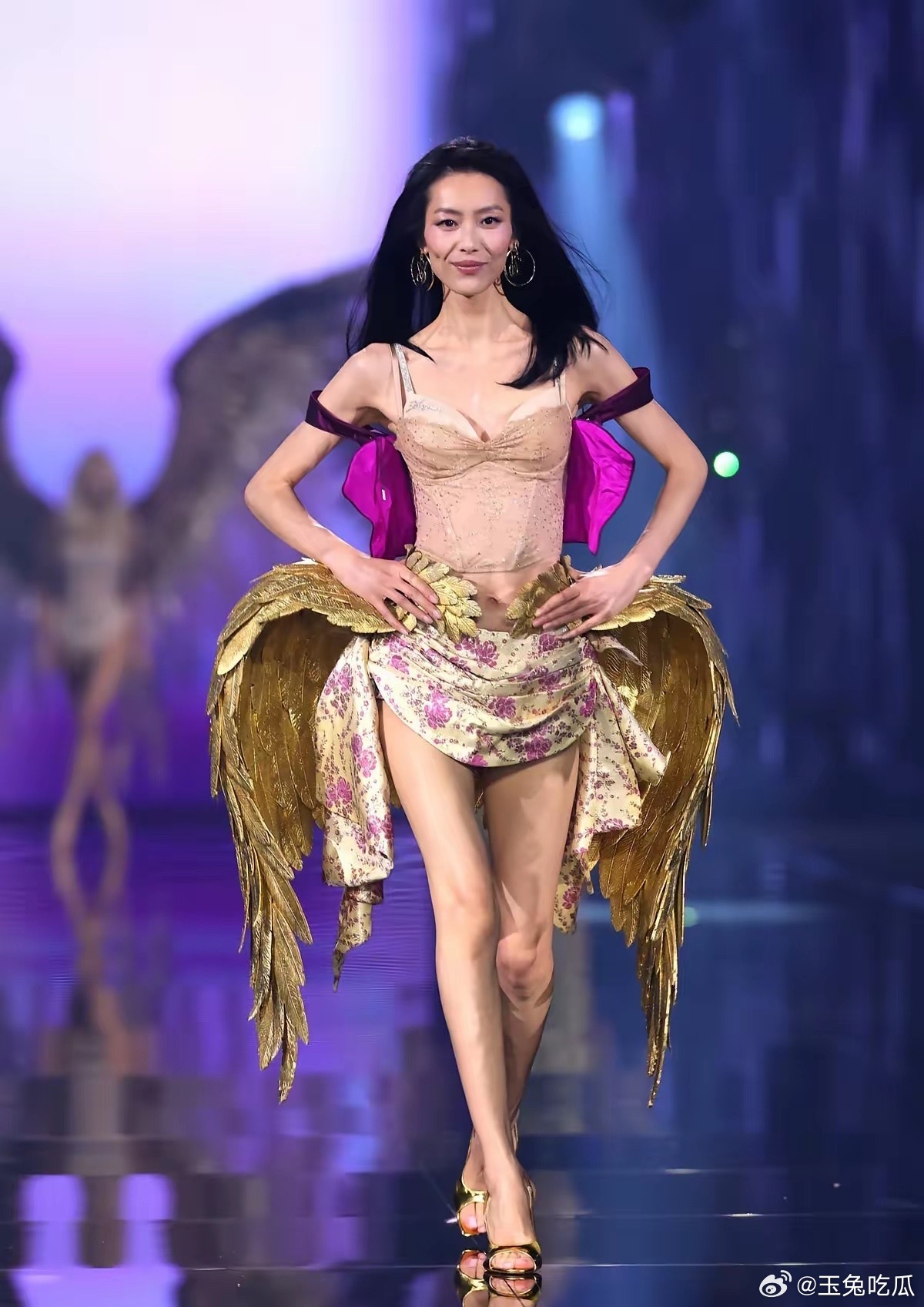 讲真，井柏然那小子真的高攀了。​2026维密大秀，刘雯两套造型真的没有翻，明媚，