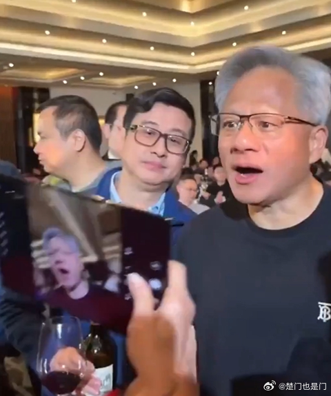 对三折叠的吃惊都整出表情包了，老黄！