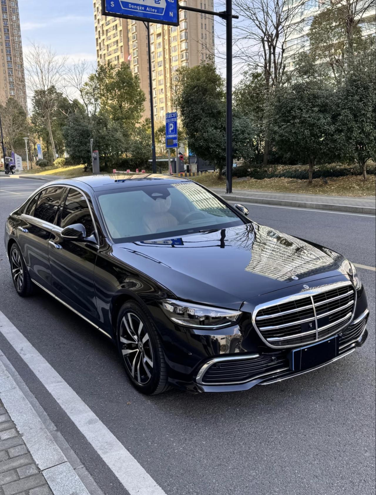 老张终于开上了心心念念的奔驰S400。头回开它去参加同学会，一路上，那叫一个平稳