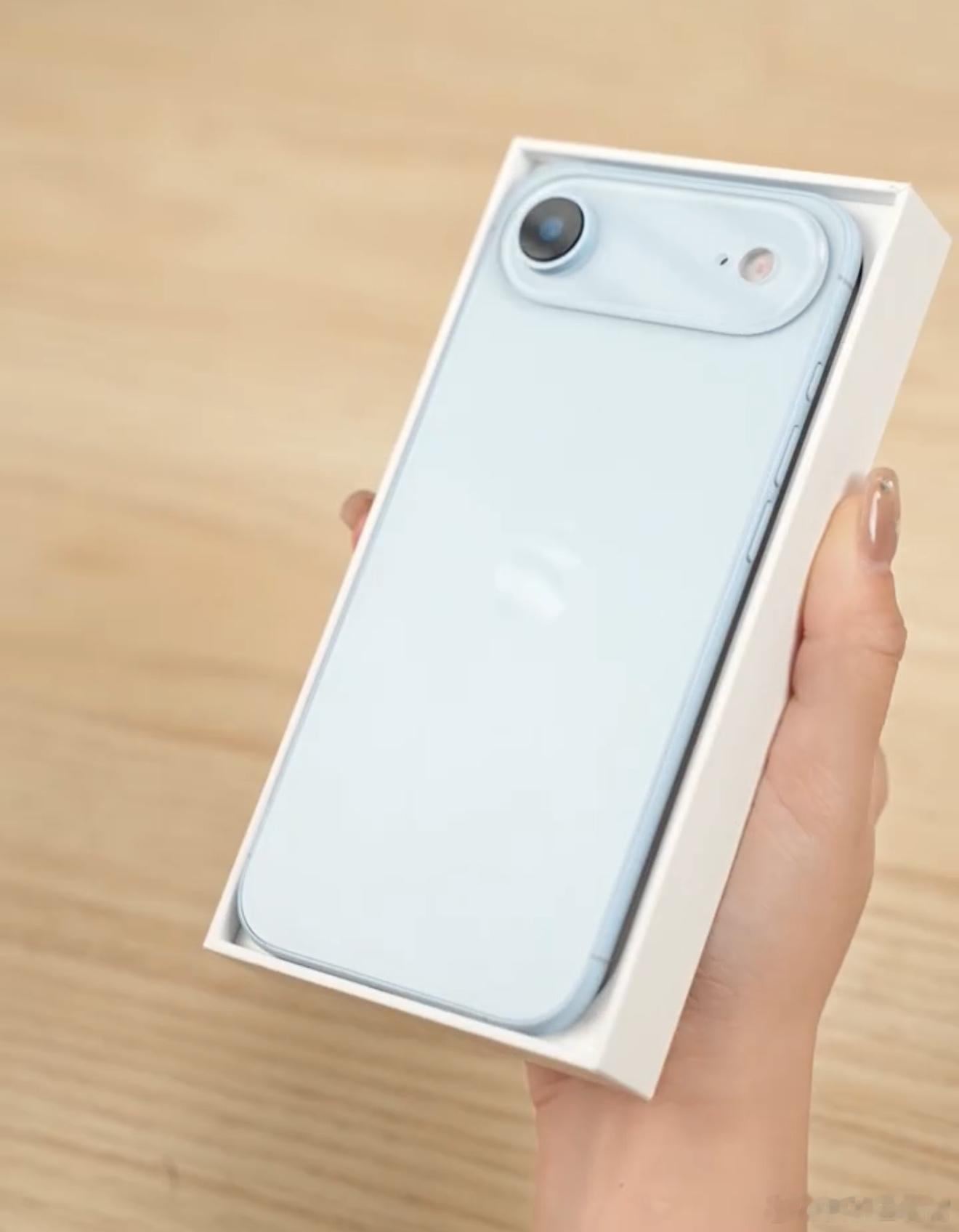 【iPhone17 Air天蓝色机模曝光】这颜色看起来还行，挺清新的一个颜色，辨