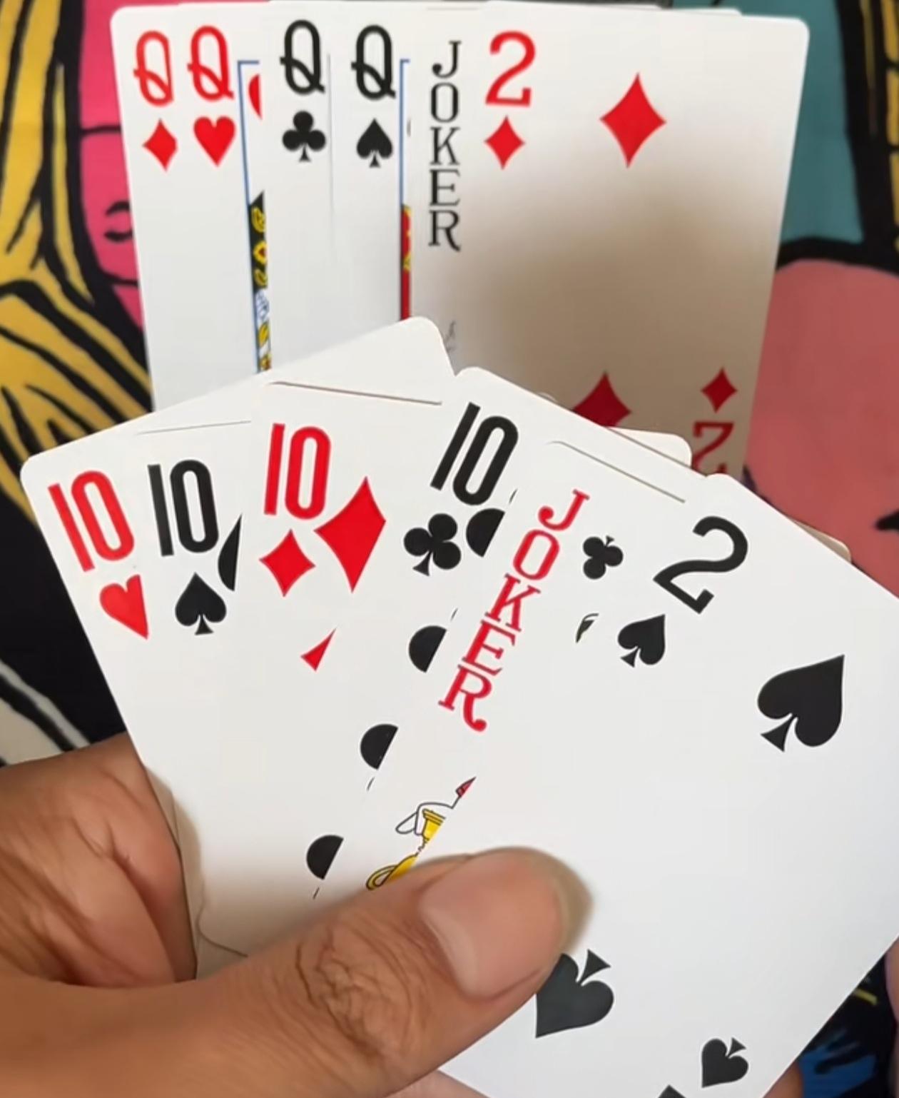 益智游戏，欢乐斗地主巧解残局。规则有连有带，最多3带1，也可以3不带。下面牌的先