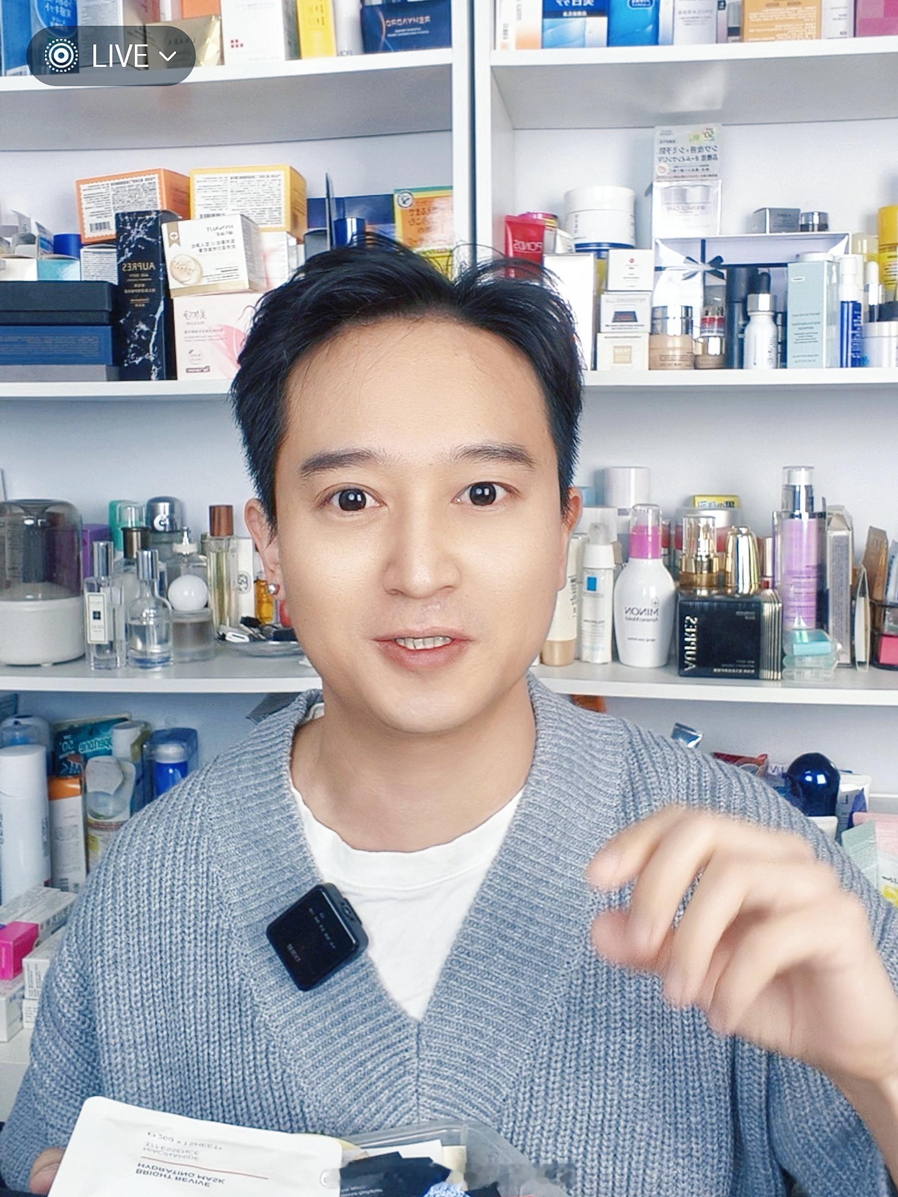 马上44岁了，为啥我一点都不焦虑呢？[抱一抱]今天换个造型漏出发际线。 