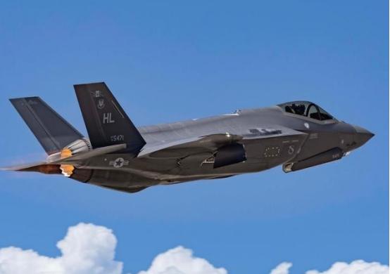 五角大楼的怒火被彻底点燃了！美国空军的F-35王牌教官，竟然跑到中国去“打工”！