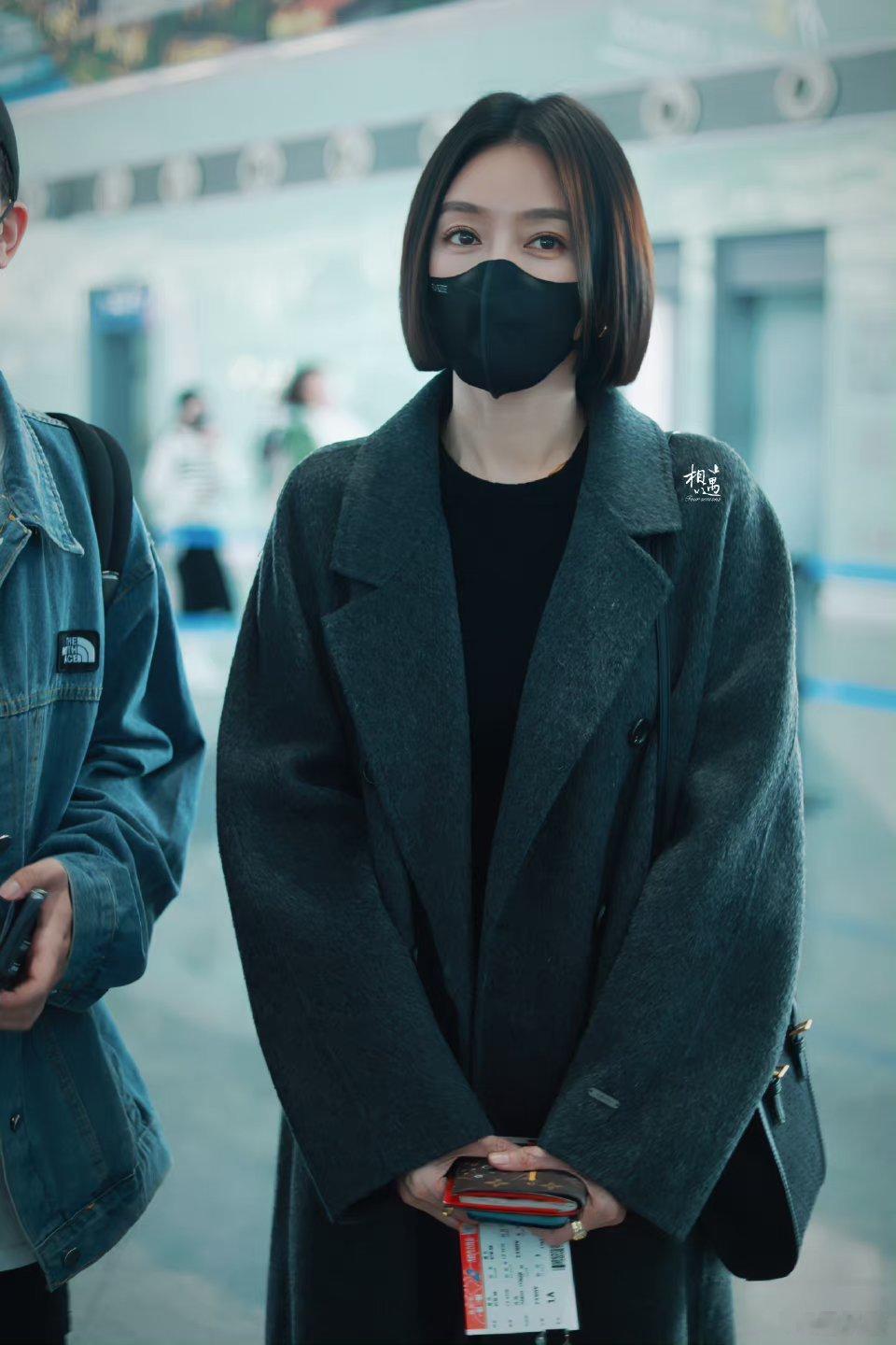 #秦岚姐感穿搭# 真的会被秦岚的穿搭美到[哇]灰色大衣➕黑色长筒靴，简约大气又时