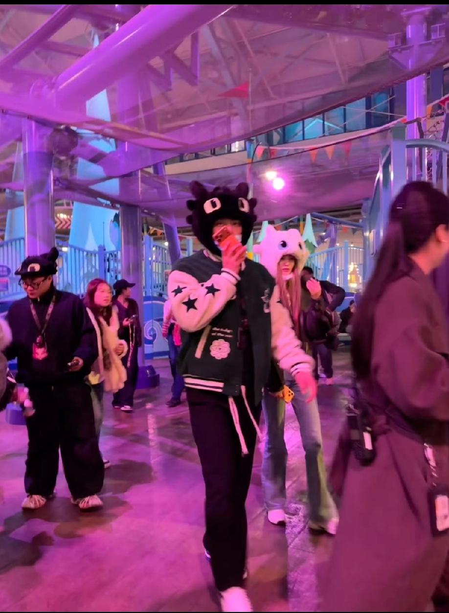 黄子韬徐艺洋环球影城甜蜜同游，真情侣实锤了？

家人们，今天娱乐圈又炸开锅啦！黄