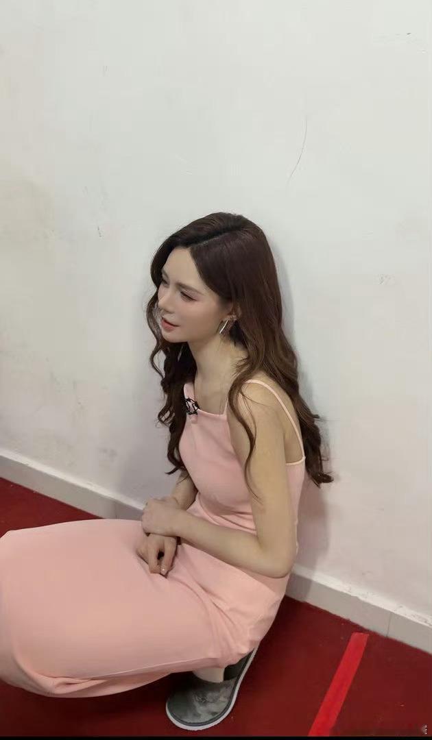 沈梦辰回应漂亮裙子配丑鞋 梦辰亲自下场回应漂亮裙子配丑鞋啦！主打一个听劝：大家千