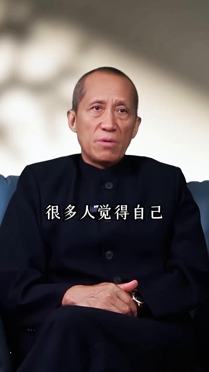 清醒自持。
有些话我年轻的时候听不进去，现在越活越明白。一个人太正就是愚蠢，太直
