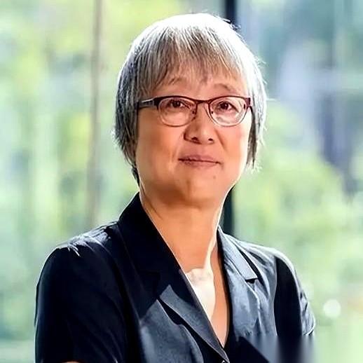 60多岁，哈佛终身教授，美国两院院士。
混到这个级别，人生剧本基本就是躺着享受荣