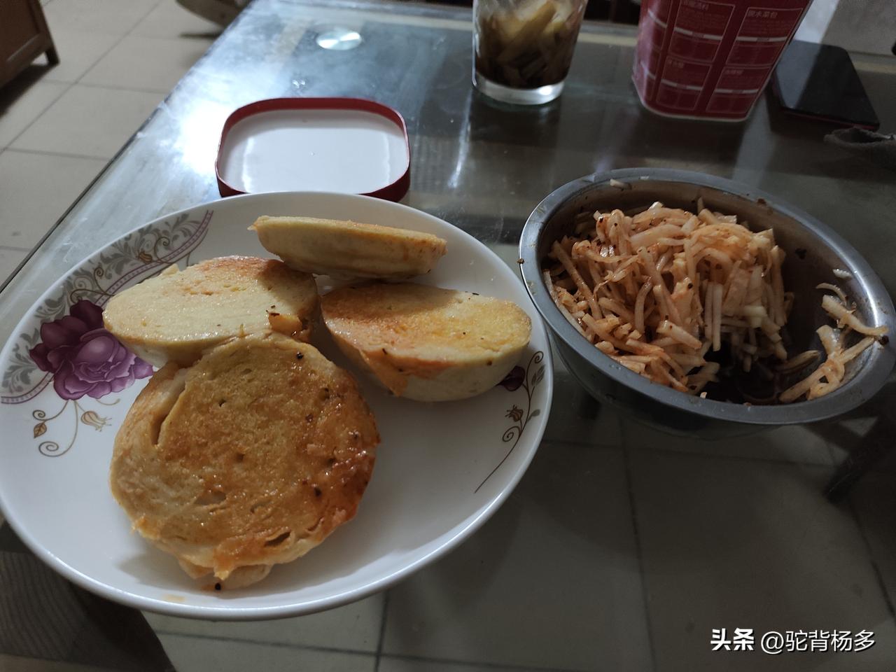 记录我的2026昨晚，老婆把馒头切片用油炸了一下给我吃，时隔几十年再次吃这，可惜