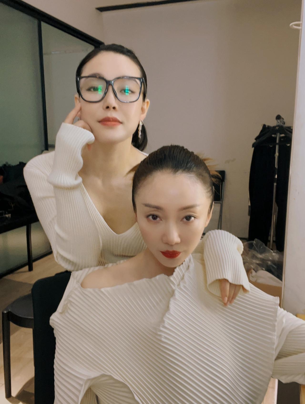 九三文艺晚会这次真的大获好评，其背后总导演是两位十分优秀的女性，一位叫做周莉亚，