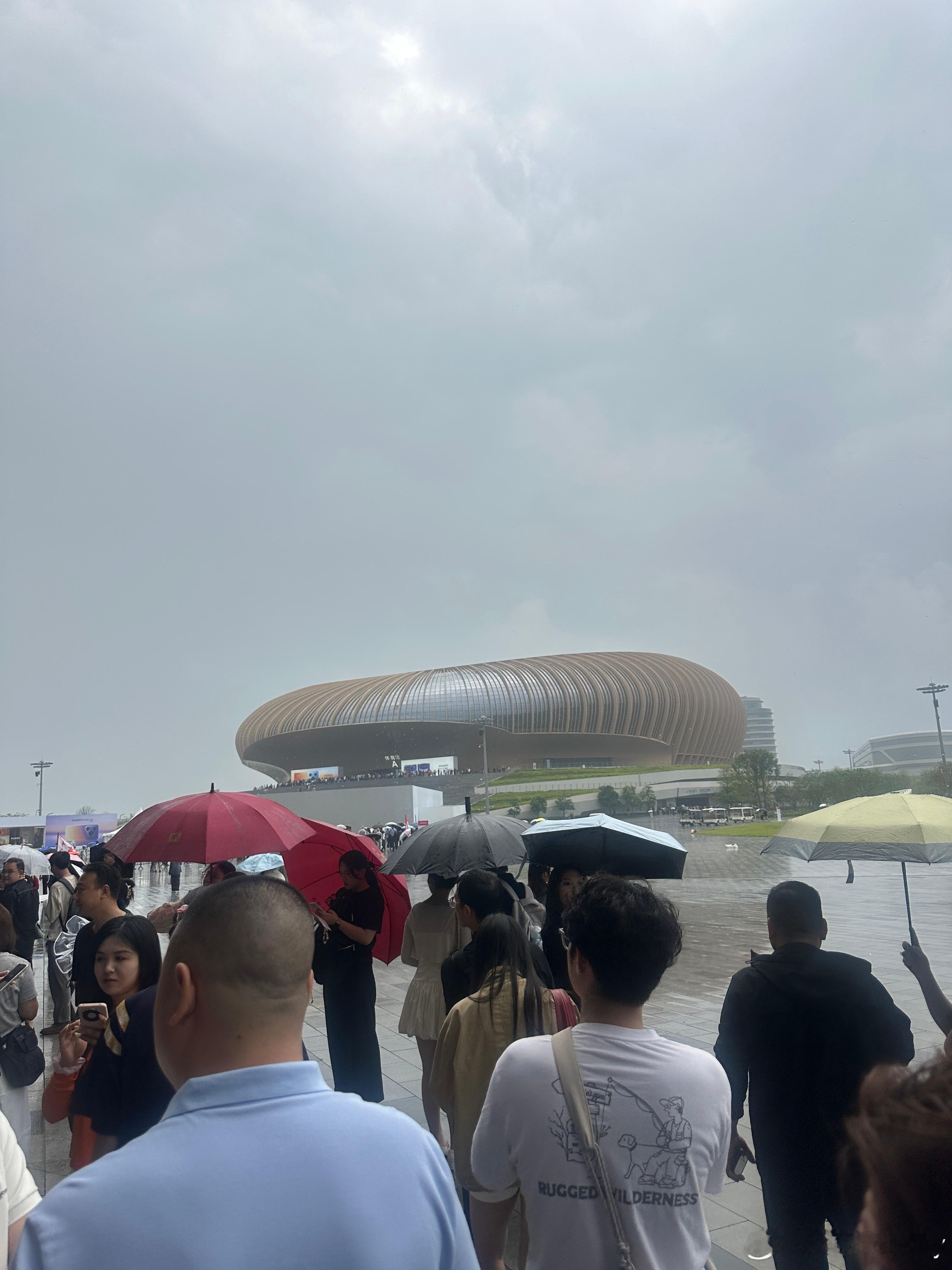 下雨了，没伞 广州·大湾区文化体育中心