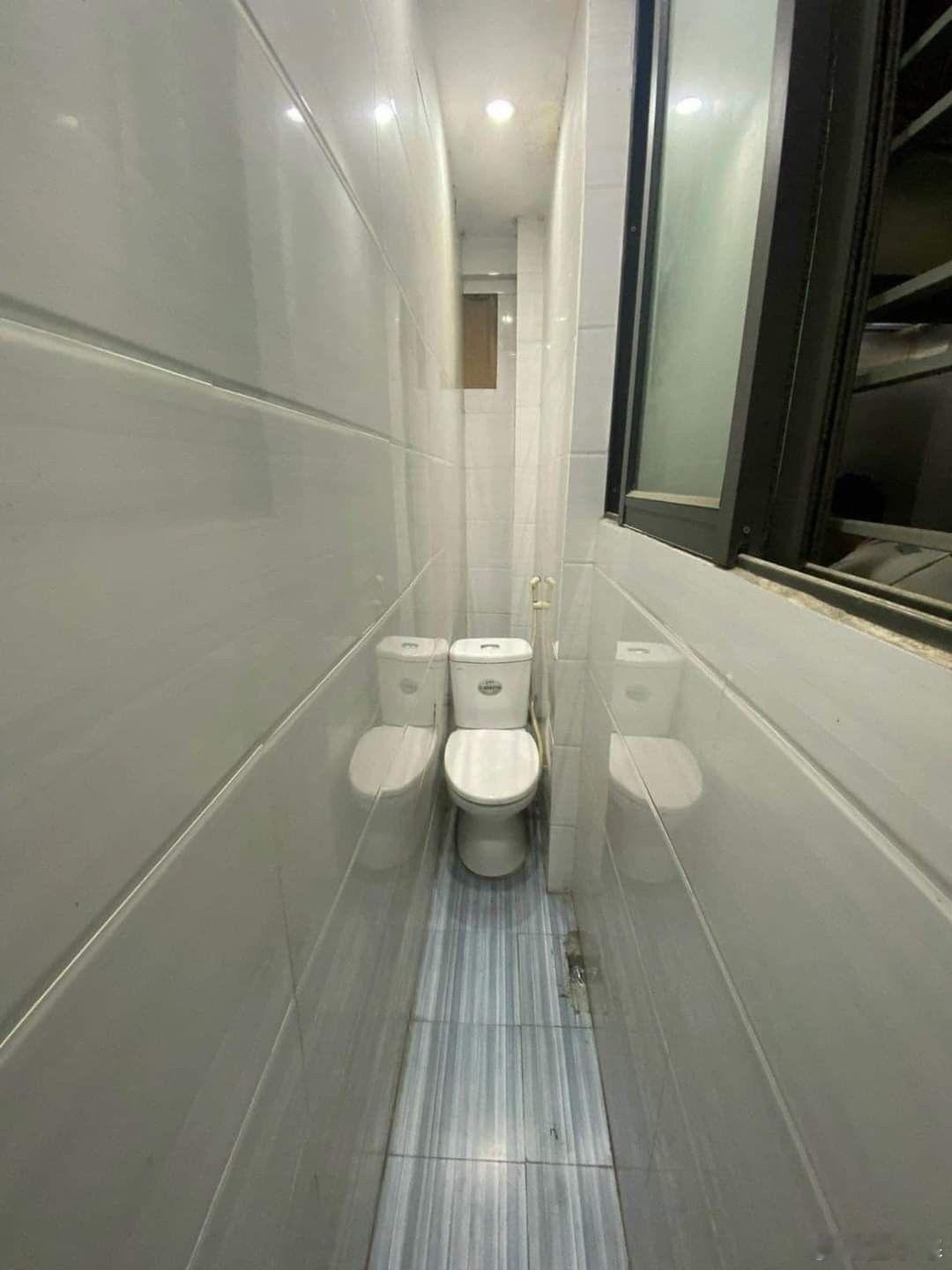 这胖子肯定上不了厕所 