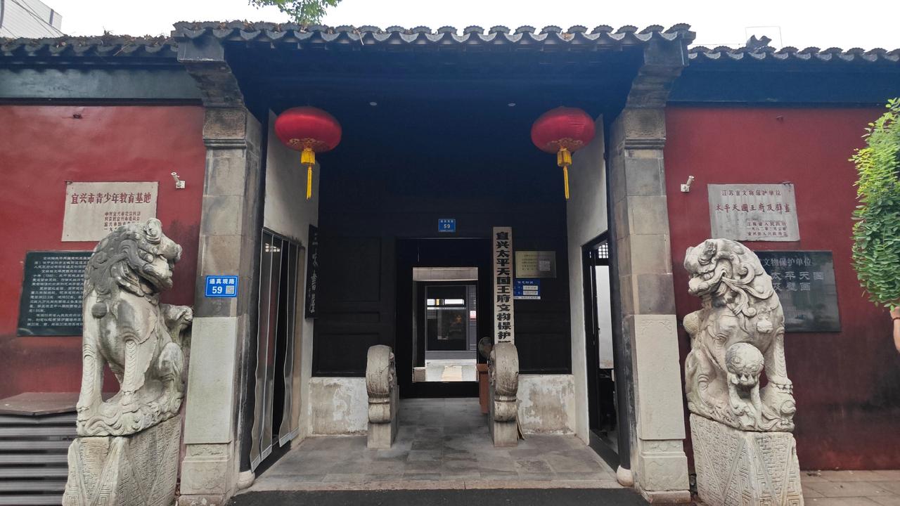 躲在宜兴老街巷里的辅王府，真的太容易被人错过。没有喧嚣人流，没有花哨网红布景，一