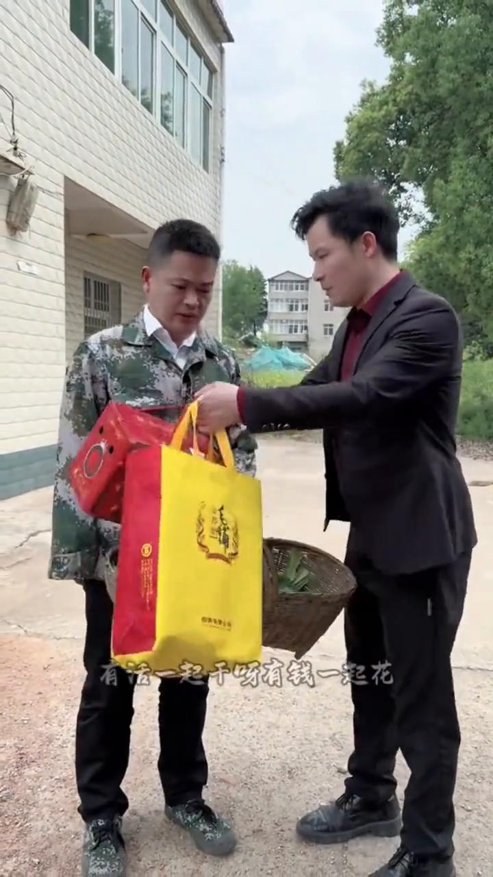 兄妹情一世情。
富二哥，穷大哥，富小妹。
还记得小时候你陪着我玩耍，相互嬉戏打闹