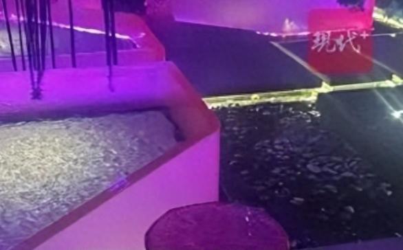 三个女生下班之后，一起去洗浴中心洗澡放松。谁能想到，三个人当时全都没穿衣服，正处