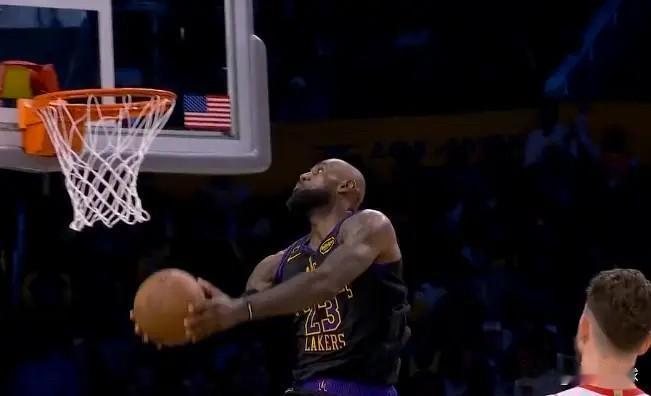 四旬老汉詹姆斯大发神威！老詹一步过掉杜兰特，折叠背扣炸翻主场

火湖G2第三节打