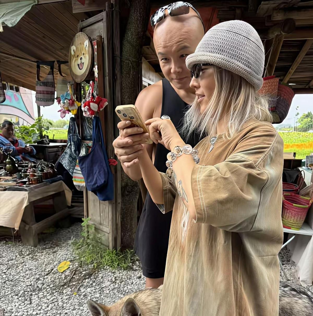 老头衫配狼犬，51岁的乐嘉活成了大理街头的路人甲。
以前电视上那个扯着嗓子教人说