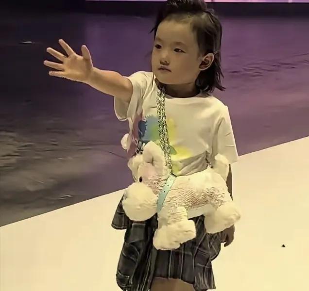 闪闪杭州表演受关注，光鲜舞台的背后，外人很难看见孩子辛苦付出
最近闪闪在杭州的表