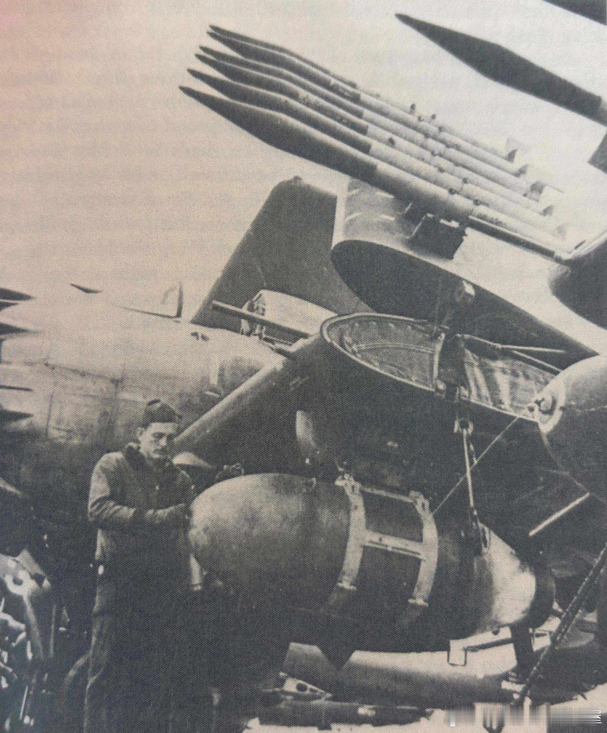 1951年4月美国海军VA-185中队一名飞行员正在检查2000磅炸弹引爆器。这