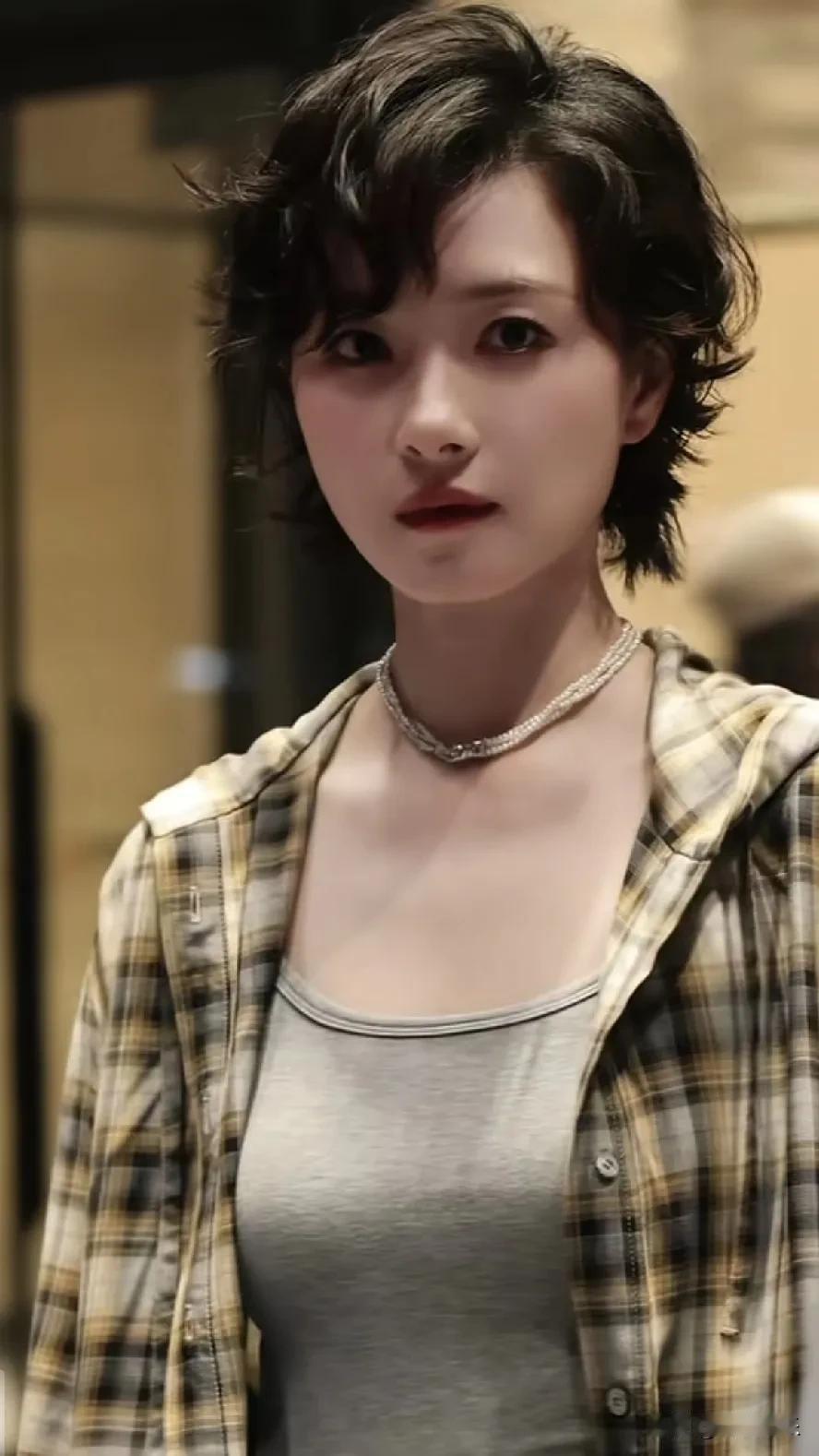 这个发型也太飒了。以前就喜欢万茜的气质 没想到配上这发型绝了