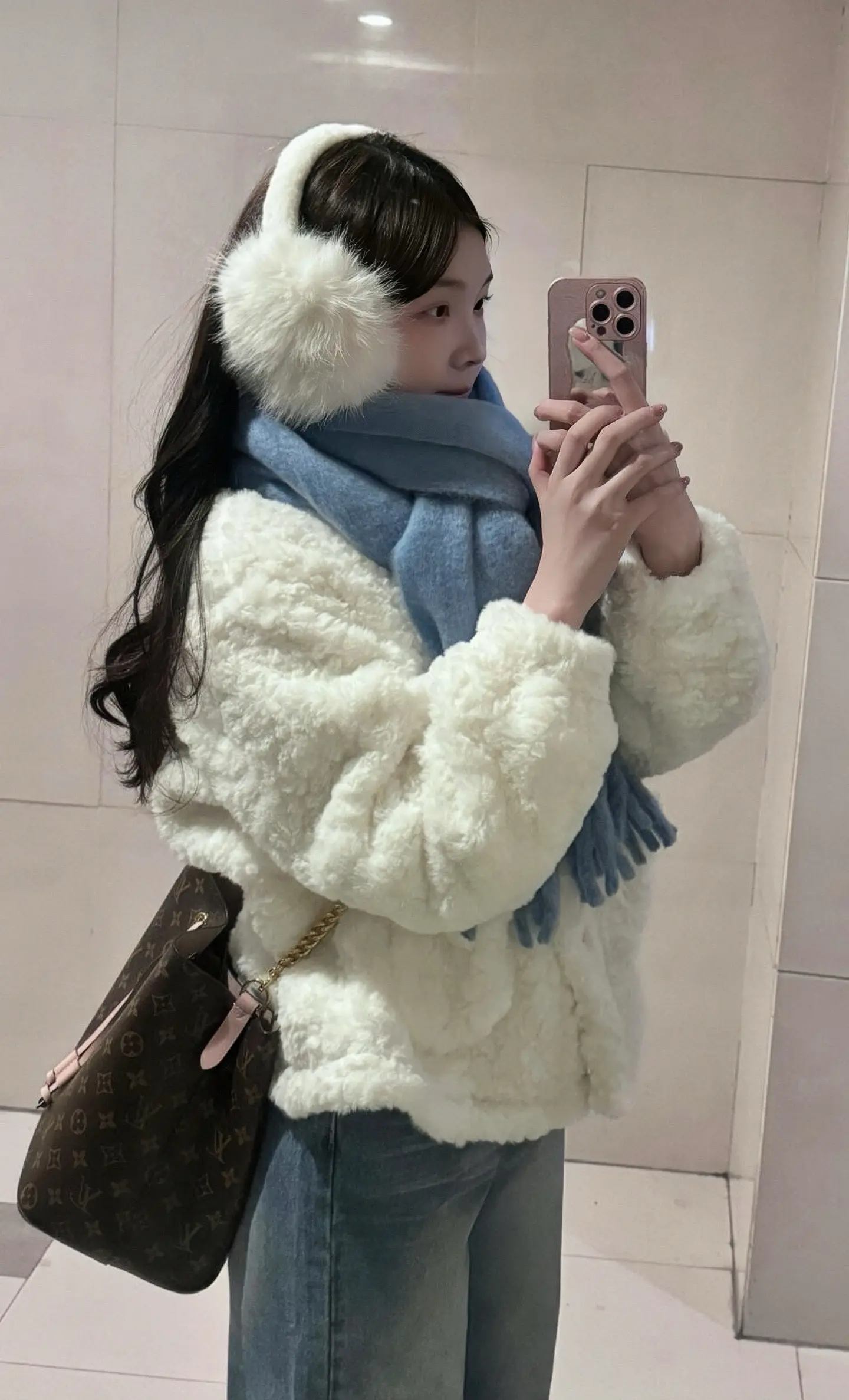 这套去雪地包出片的狠～❄️❄️❄️。好喜欢一套呀！好韩好舒服～雪地拍照...
