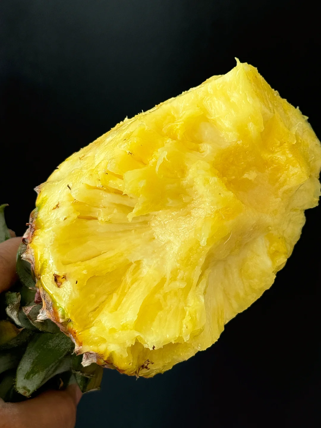 这就是凤梨和菠萝的区别吧，🍍直接啃着吃！