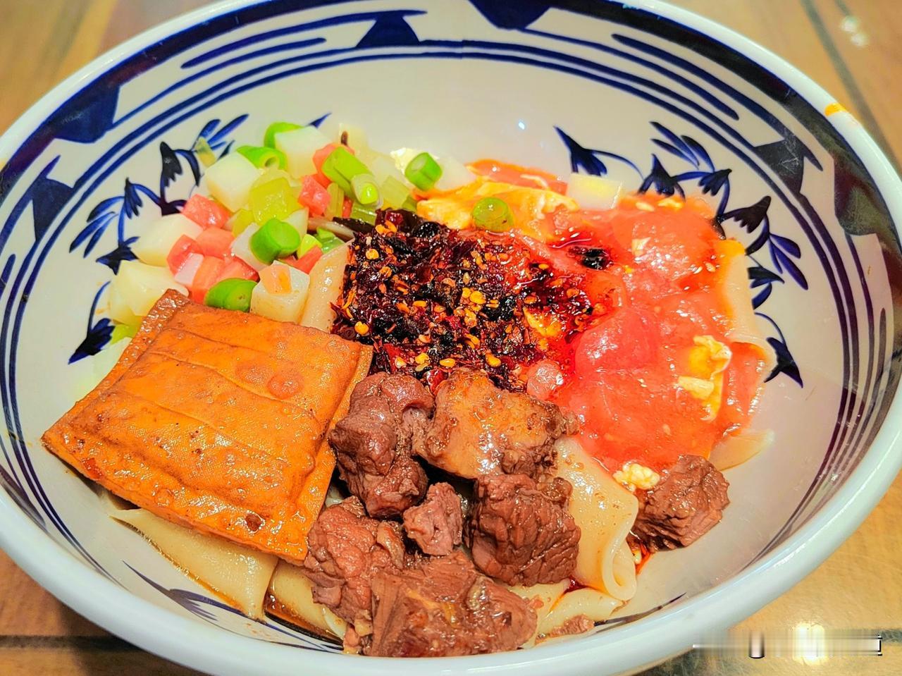 
“biangbiang”就是扯面（抻面）时面条撞击面板的声音，名字由此而来。
