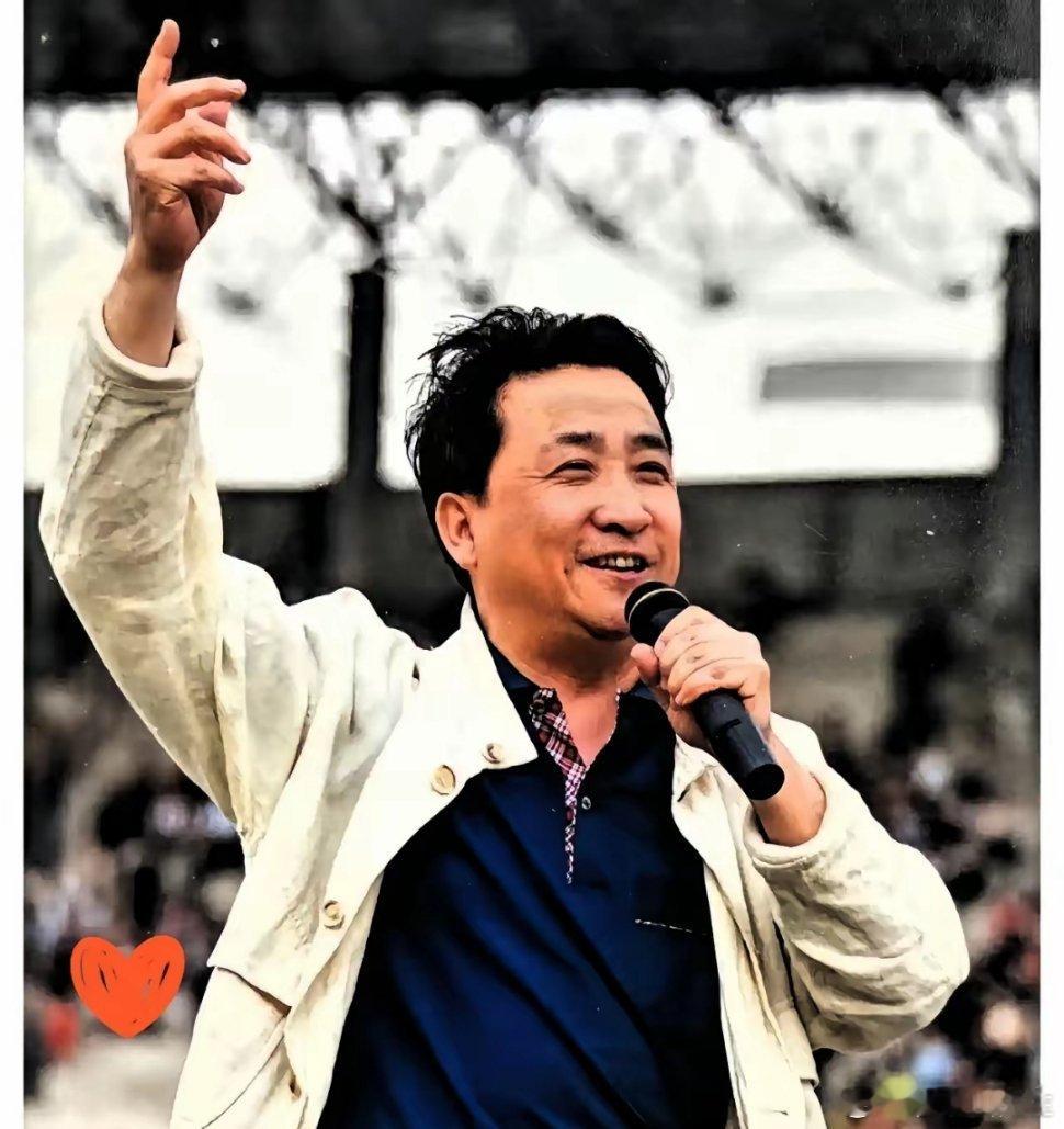 好家伙这一幕属实给我看乐了。几位“德艺双馨”的老艺术家，聚在加州的大豪宅里，背景