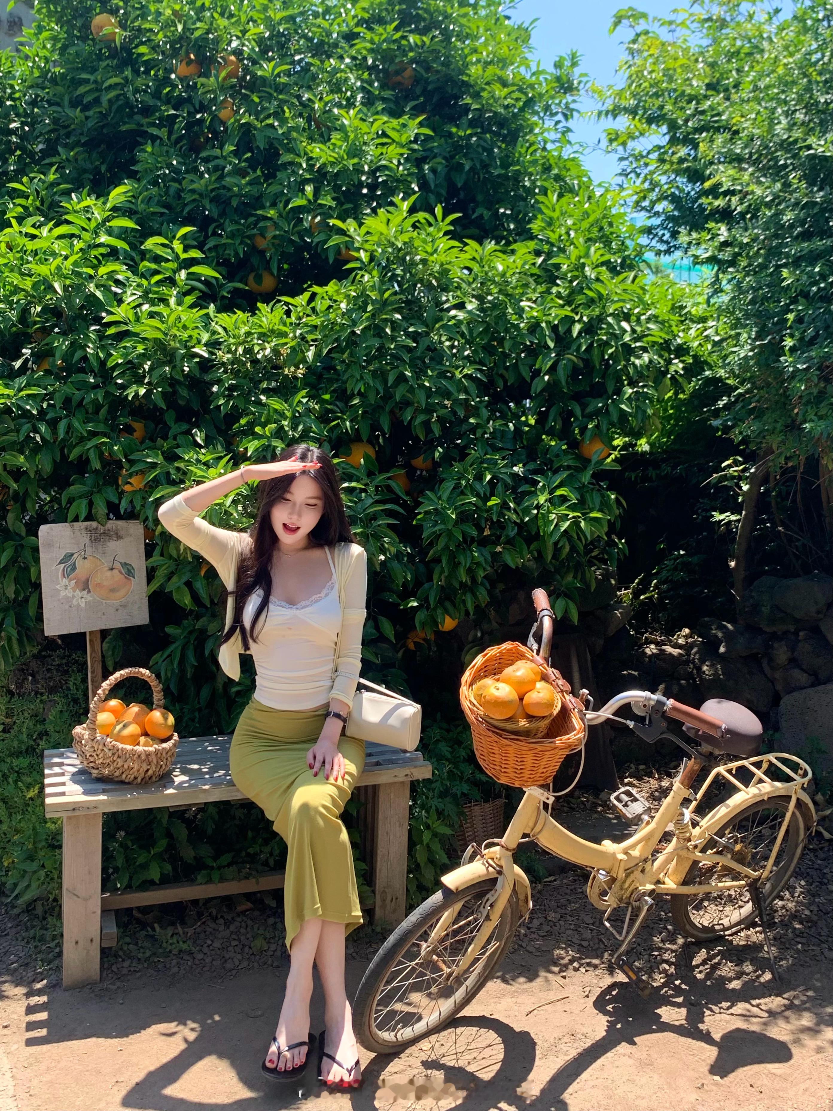 家人们 震撼首发hhhhhhh૮ ⚆⚆ა🍋快到夏天了 不穿点明亮的颜色还在等什