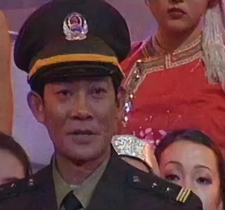 1992年，一位卧底缉毒警察受邀颁奖。然而，主办方却失误直播，导致英雄露脸，毒贩